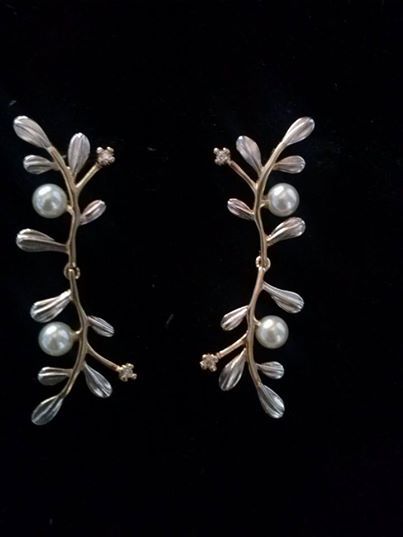 BRINCO  PEROLAS COM FOLHAS EM OURO BRANCO